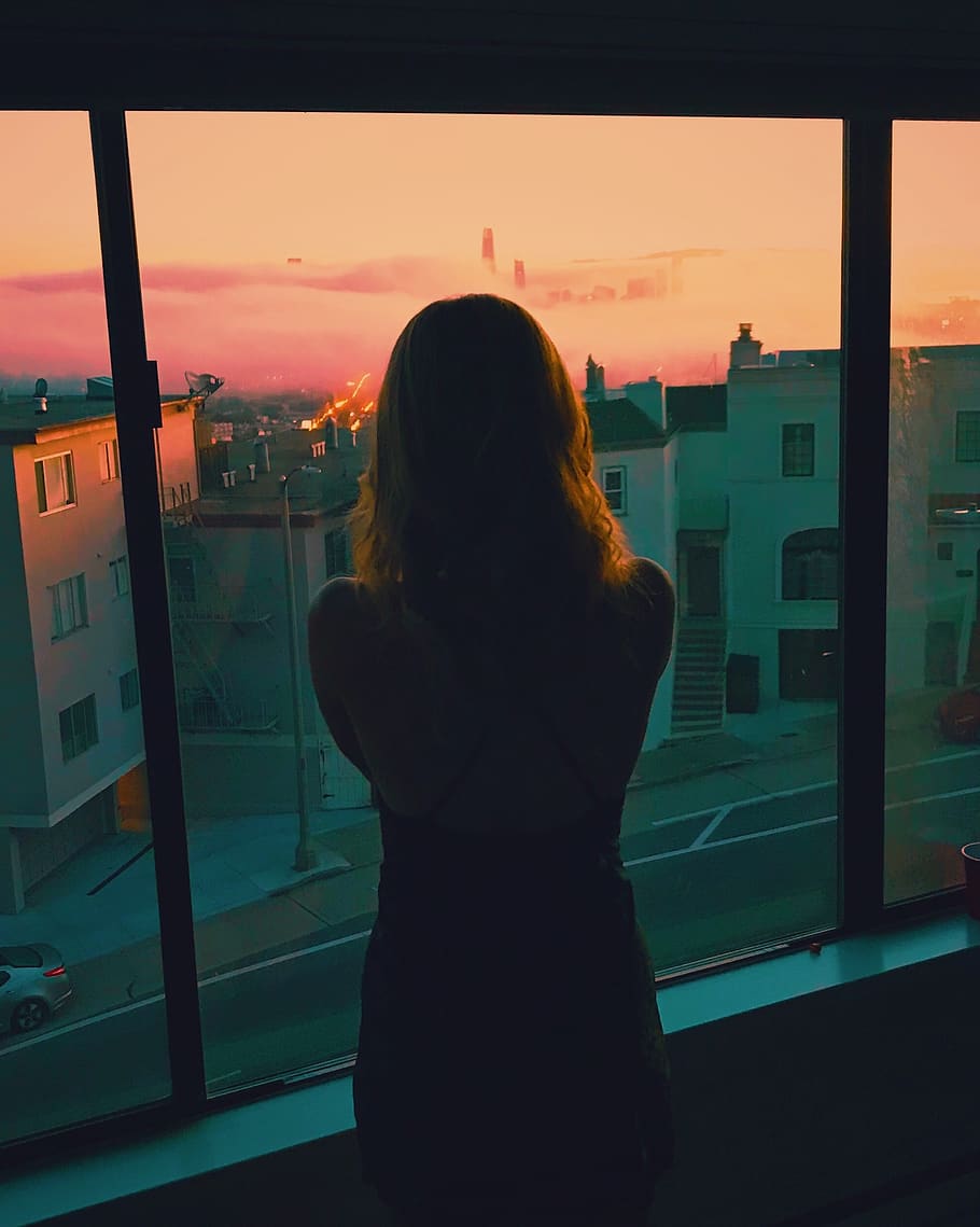 cara enrere, cap enrere, esquena, futur, el futur ho espera, núvols, al matí, boira, sortida del sol, posta de sol, núvol, ciutat, centre de la ciutat, sf, san francisco, sanfran, san fran, humor, canviant d'humor, color, una persona, dones, de peu, finestra, vista del darrere, persones reals, tres quarts de longitud, cel, activitat d'oci, estils de vida, color taronja, cabell llarg, adult, vidre - material, arquitectura, pentinat, transparent, cabell, a l'aire lliure, esperant, 1080P