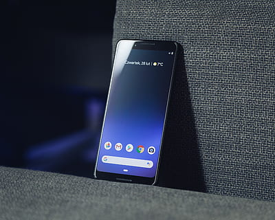czarny smartfon z Androidem, porozumiewanie się, technologia, technologia bezprzewodowa, połączenie, inteligentny telefon, przenośne urządzenie informacyjne, telefon komórkowy, ekran, wewnątrz, zbliżenie, niebieski, ekran dotykowy, ekran urządzenia, tekst, smsowanie, pismo zachodnie, ruchliwość, Internet, żadnych ludzi, dostępność, 4K, CC0, domena publiczna, darmowe zdjęcia