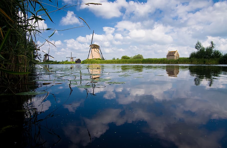 kinderdijk, molí, aigua, núvols, riu, reflexió, núvol - cel, cel, estructura construïda, arquitectura, naturalesa, exterior de l'edifici, davant del mar, arbre, energia eòlica, aerogenerador, llac, turbina, energia renovable, dia, energia alternativa, planta, generació de combustible i energia, cap gent, a l'aire lliure, 4K