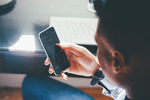 telefon, teknologi, tapp, mobil, internett, kommunikasjon, smarttelefon, mennesker, datamaskin, skjerm, digitalt, forbindelse, person, trådløst, ung, gadgeten, moderne, på nett, vise, informasjon, livsstil, sosiale medier, ta på, trådløs teknologi, én person, smart telefon, mobiltelefon, bærbar informasjonsenhet, holding, nærbilde, bruker telefon, ekte folk, dag, selektiv fokusering, innendørs, touch-skjerm, fritidsaktivitet, voksen, hånd, 4K, CC0, offentlig domene, opphavsrett gratis