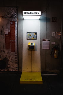 østrig, Linz, maskine, elektronisk, telefon, gul, humørsyg, kunst, gade, meddelelse, tekst, skilt, vestlige script, teknologi, belyst, ingen mennesker, indendørs, murbygningsfunktion, manuskript, ikke-vestlige script, Information, vejledning, informationsskilt, arkitektur, forbindelse, transportmidler, brændstof og elproduktion, bygget struktur, trykknap, 4K, CC0, offentligt domæne, royaltyfrie