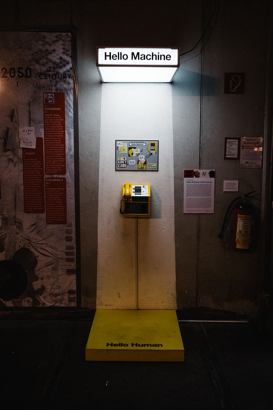 østrig, Linz, maskine, elektronisk, telefon, gul, humørsyg, kunst, gade, meddelelse, tekst, skilt, vestlige script, teknologi, belyst, ingen mennesker, indendørs, murbygningsfunktion, manuskript, ikke-vestlige script, Information, vejledning, informationsskilt, arkitektur, forbindelse, transportmidler, brændstof og elproduktion, bygget struktur, trykknap, 4K