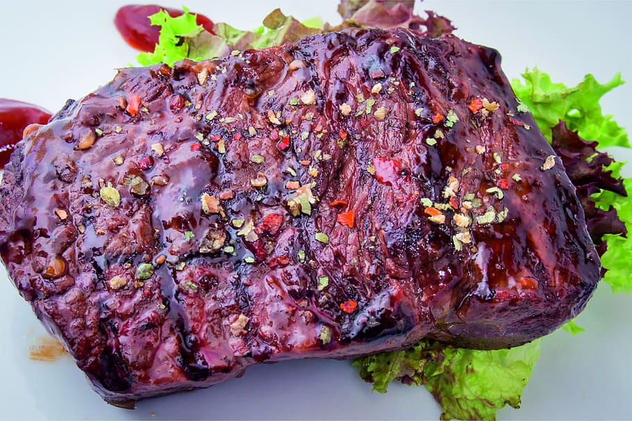 Steak, Rindfleisch, Grill, Lebensmittel, Essen und Trinken, Fleisch, Frische, fertig für den Verzehr, Nahansicht, gesundes Essen, drinnen, Mahlzeit, Stillleben, keine Leute, rotes Fleisch, Fokus auf den Vordergrund, Teller, saftig, Wohlbefinden, Blatt, Garnierung, Rippe, Lammfleisch, Versuchung, 2K