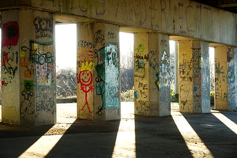 duvar yazısı, zemin, duvar, Sanat, boyama, döşeme, köprü, schaduw, gölge, koridor, crypt, arkeoloji, beton, bina, sığınak, kaldırım taşı, çizim, sütun, kolon, Güneş ışığı, mimari sütun, yapılı yapı, mimari, Sanat ve zanaat, Metin, gün, yaratıcılık, insansız, doğa, duvar inşa özelliği, açık havada, iletişim, terkedilmiş, din, boş, 5K, CC0, kamu malı, telif ücretsiz