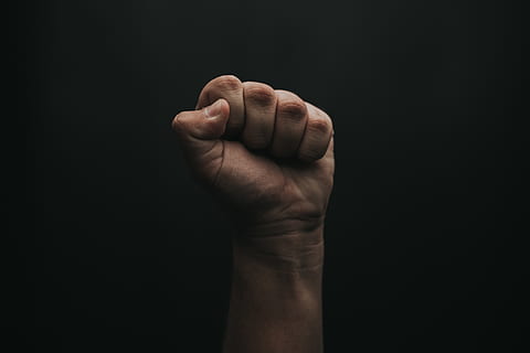 , Hand, menschliche Hand, menschliches Körperteil, schwarzer Hintergrund, Studioaufnahme, Körperteil, drinnen, eine Person, Nahansicht, Faust, kopieren sie platz, Finger, Gestikulieren, Emotion, menschlicher Finger, Stärke, menschliches Glied, schwarze Farbe, Palme, Aggression, 5K, CC0, gemeinfrei, lizenzfrei
