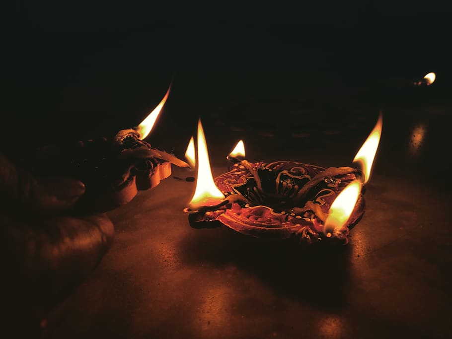 vela, llum, foc, flama, fosc, nit, cendrer, taula, cremant, foc - fenomen natural, calor - temperatura, làmpada d'oli, diya - llum d'oli, il·luminat, brillant, naturalesa, diwali, llum elèctrica, equips d’il·luminació, primer pla, a l'interior, espiritualitat, religió, 5K