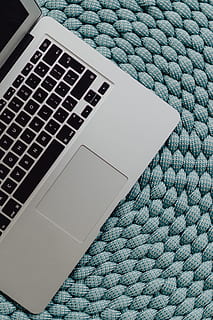 ordinateur portable macbook, bleu, pouf, technologie, macbook, La technologie, portable, ottoman, ordinateur, la communication, lien, Technologie sans fil, clavier, dispositif d'information portable, clavier d'ordinateur, à l'intérieur, fermer, équipement informatique, personne, vue grand angle, table, partie informatique, couleur noire, nature morte, alphabet, lit, 2K, CC0, domaine public, libre de droits
