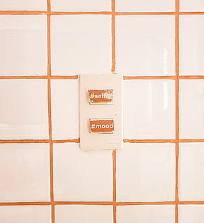 interruttore bianco, comunicazione, testo, nessuno, sceneggiatura occidentale, cartello, in casa, avvicinamento, modello, sicurezza, sfondi, fotogramma intero, caratteristica della parete, sceneggiatura non occidentale, segnale di pericolo, copione, protezione, metallo, architettura, incidenti e disastri, 1080P, CC0, dominio pubblico, privo di copyright
