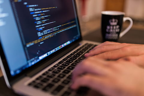 codage, la programmation, travail, macbook, portable, La technologie, Bureau, affaires, code, ordinateur, Technologie sans fil, main humaine, la communication, lien, équipement informatique, l'Internet, partie du corps humain, adulte, réseau informatique, Les données, main, mise au point sélective, fermer, utilisant un ordinateur portable, une personne, dactylographie, clavier, 4K, CC0, domaine public, libre de droits