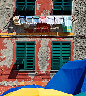 åbnede grønne vinduer, lukker, bygning, Italien, Vernazza, by-, vindue, mursten, rust, hjem, tørresnor, håndklæde, forvitret, udendørs, gade, hus, vasketøj, arkitektur, hjem indretning, gardin, vindueskygge, bygning udvendig, bygget struktur, boligområde, dag, ingen mennesker, blå, multi farvet, hængende, sollys, natur, murbygningsfunktion, tørring, tøj, by, 4K, CC0, offentligt domæne, royaltyfrie