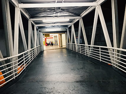 , arkitektur, bygget struktur, vejen frem, retning, rækværk, indendørs, bygning, bro, dag, faldende perspektiv, forbindelse, en person, gå, bro - menneskeskabt struktur, arkade, rigtige mennesker, korridor, sti, fuld længde, gulve, loft, flisebelagt gulv, 4K, CC0, offentligt domæne, royaltyfrie