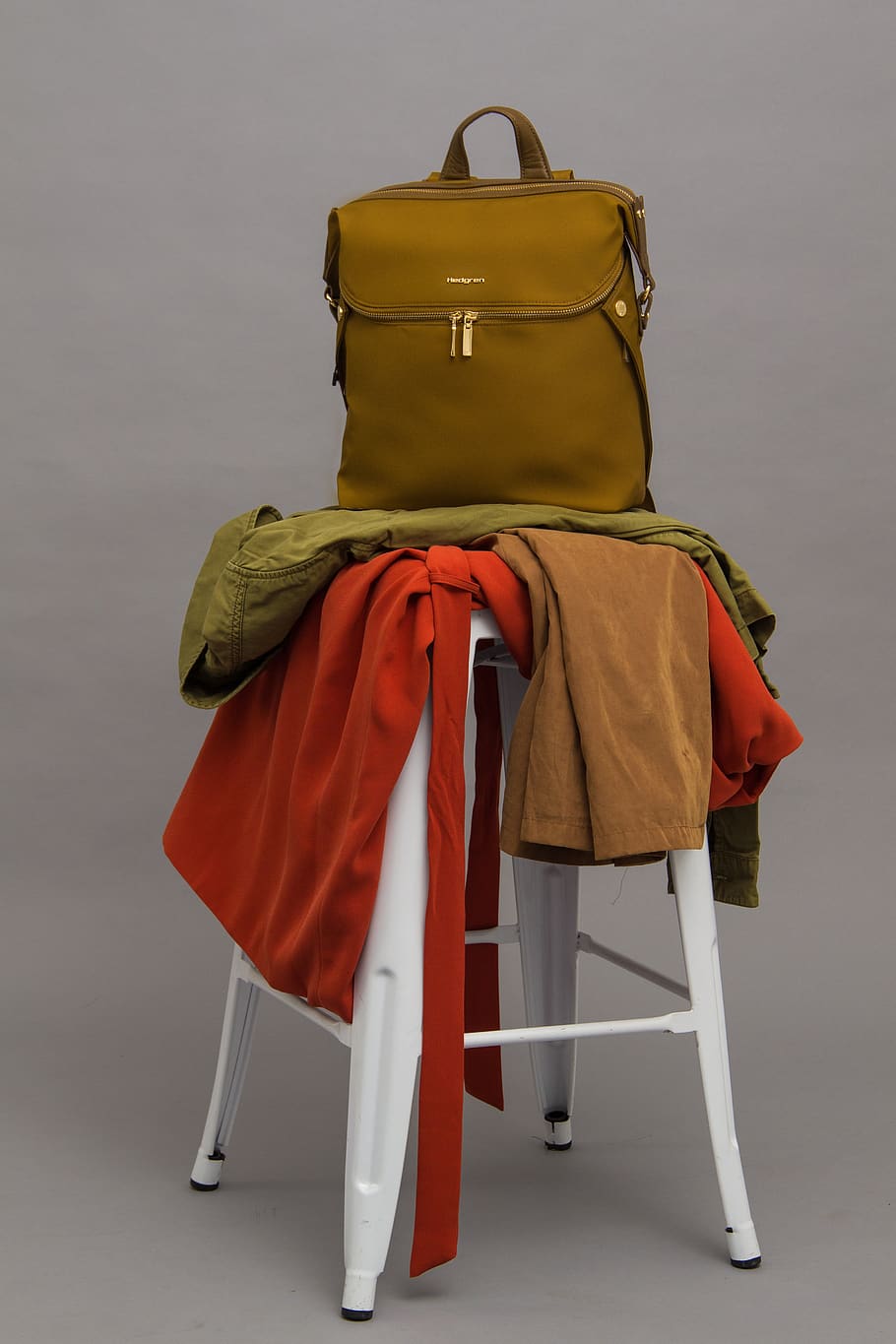 marró, bossa, superior, tamboret, tèxtils, motxilla, roba, a l'interior, vermell, tir de l'estudi, seient, equipatge, moda, natura morta, fons gris, maleta, gent, cadira, viatjar, gris, longitud completa, persones reals, 4K