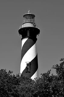 st, augustine, florida, fyr, nautisk, fartyg, båtar, varning, lampor, historisk, arkitektur, turism, resa, landmärke, känd, vatten, gammal, utomhus, himmel, naturskön, torn, byggnad exteriör, byggd struktur, vägledning, växt, träd, lågvinkelvy, natur, säkerhet, byggnad, riktning, klar himmel, skydd, inget folk, dag, vattenbesparing, 4K, CC0, offentligt domän, royaltyfria