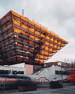 edifici de color taronja, edifici, edifici d'oficines, ciutat, Eslovàquia, Bratislava, arquitectura, automòbil, cotxe, vehicle, transport, metròpolis, urbà, condomini, habitatge, construcció, centre de Convencions, humor, slovensky rozhlas, slovensko, estructura construïda, cel, exterior de l'edifici, núvol - cel, naturalesa, cap gent, manera de transport, dia, hivern, vehicle terrestre, temperatura de fred, a l'aire lliure, neu, 4K, CC0, domini públic, lliure de regalies