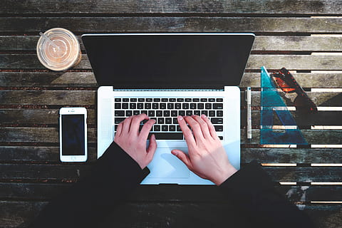 laptop, appel, macbook, computer, browser, Onderzoek, studie, school-, mobiel, telefoon, drinken, student, bedrijf, typen, schrift, een persoon, echte mensen, menselijke hand, technologie, Draadloze technologie, recht boven, communicatie, verbinding, tafel, menselijk lichaamsdeel, persoonlijk perspectief, hand-, laptop gebruiken, hoge hoekmening, draagbaar informatie-apparaat, vrijetijdsbesteding, levensstijlen, toetsenbord, vinger, 5K, CC0, publiek domein, royaltyvrij