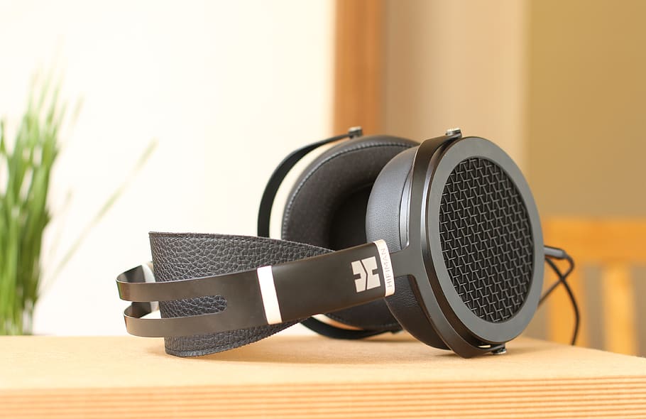 sort, headset, beige, overflade, indendørs, bord, teknologi, tæt på, input enhed, ingen mennesker, fokus på forgrunden, mikrofon, meddelelse, kunstkultur og underholdning, lydudstyr, musik, stilleben, udstyr, træ - materiale, lydoptagelsesudstyr, dag, selektiv fokusering, gruppe af objekter, studie, 4K