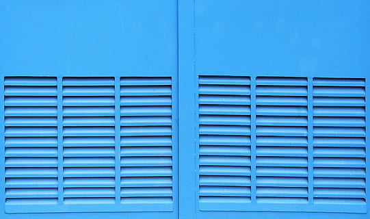 blå louver, blå, arkitektur, bygget struktur, ingen mennesker, fuld ramme, bygning udvendig, baggrunde, murbygningsfunktion, mønster, dag, lukket, indgang, sikkerhed, udendørs, bygning, tæt på, hvid farve, dør, vindue, sølvfarvet, legering, garage, stål, 2K, CC0, offentligt domæne, royaltyfrie