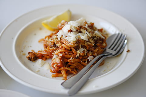 keitetyt pastat, ruokailuvälineet, haarukka, ruoka, kasvi, ateria, ruokalaji, pasta, sitruuna, lounas, merenelävät, tuottaa, vihannes, levy, parmesaania, hedelmä, sitrushedelmä, spagetti, lasagne, linssi, papu, ruoka ja juoma, ruokailuväline, keittiöväline, valmis syömään, sisällä, hyvinvointi, tuoreus, terveellinen ruokavalio, lähikuva, italialainen ruoka, ei ihmisiä, pöytä, juusto, Annoskoko, liha, pöytäveitsi, lisukkeet, houkutus, päivällinen, 4K, CC0, public domain, rojaltivapaa