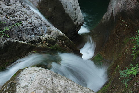 cau, muntanya, rierols, aigua, exposició llarga, moviment borrós, moviment, escenics - natura, cascada, rock, aigua que flueix, bellesa a la natura, rock - object, sòlid, cap gent, bosc, naturalesa, terra, que flueix, escena no urbana, dia, formació de roca, a l'aire lliure, poder a la natura, rierol: aigua que flueix, caient aigua, selva tropical, 5K, CC0, domini públic, lliure de regalies
