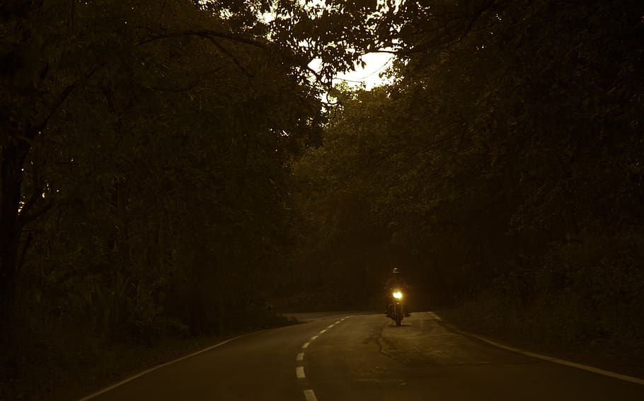 Mann, Reiten, Motorradfoto, hinterleuchtet, dunkel, Abend, Autobahn, Landschaft, Licht, Motorrad, Natur, Person, Straße, Ausflug, szenisch, Himmel, Sonnenuntergang, Bäume, Baum, Richtung, Transport, der Weg nach vorn, Pflanze, beleuchtet, keine Leute, Nacht-, Ruhe, abnehmende Perspektive, Transportmittel, Wachstum, Lichtanlage, Markierung, Zeichen, die Straßenmarkierung, draußen, 5K
