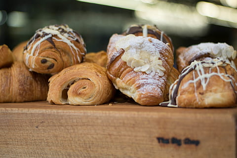 paistetut croissant-leivät, leipä, ruoka, croissant, makeiset, aamiainen, leipomo, myymälä, leipuri, Ranskan kieli, pulla, jälkiruoka, leivonnainen, kulinaarinen, vaniljakastike, taikina, hedelmä, kasvi, vadelma, mutteri, saksanpähkinä, ruoka ja juoma, tuoreus, pöytä, asetelma, lähikuva, paistettu, sisällä, keskittyä etualalle, ei ihmisiä, puu - materiaali, valikoiva tarkennus, ruskea, valmis syömään, hemmottelu, leikkuulauta, makea ruoka, houkutus, ranskalainen ruoka, 5K, CC0, public domain, rojaltivapaa