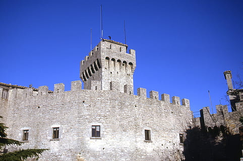 san marino, arquitectura, exterior de l'edifici, estructura construïda, història, el passat, cel, fort, destinacions de viatge, viatjar, edifici, cel clar, torre, naturalesa, vista d’angle baix, cap gent, castell, muralla fortificada, paret, turisme, vell, a l'aire lliure, estil gòtic, 4K, CC0, domini públic, lliure de regalies
