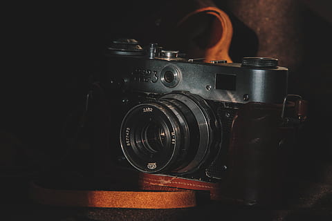 càmera negra, càmera, electrònica, càmera digital, corretja, gris, lomo, ussr, fed-3, càmera sovet, alimentat, lomografia, càmera de vídeo, lent de la càmera, tapa de lent, ceràmica, gerro, jar, fusta, fusta contraxapada, prestatge, temes de fotografia, càmera - equip fotogràfic, equip fotogràfic, tecnologia, estil retro, lent - instrument òptic, primer pla, a l'interior, cap gent, natura morta, antiguitat, fotografiar, sol objecte, vell, activitat, cultura i entreteniment artístic, vintage, càmera slr, 5K, CC0, domini públic, lliure de regalies