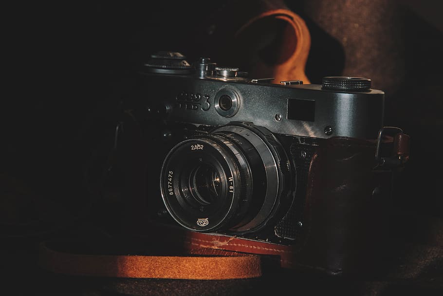 càmera negra, càmera, electrònica, càmera digital, corretja, gris, lomo, ussr, fed-3, càmera sovet, alimentat, lomografia, càmera de vídeo, lent de la càmera, tapa de lent, ceràmica, gerro, jar, fusta, fusta contraxapada, prestatge, temes de fotografia, càmera - equip fotogràfic, equip fotogràfic, tecnologia, estil retro, lent - instrument òptic, primer pla, a l'interior, cap gent, natura morta, antiguitat, fotografiar, sol objecte, vell, activitat, cultura i entreteniment artístic, vintage, càmera slr, 5K