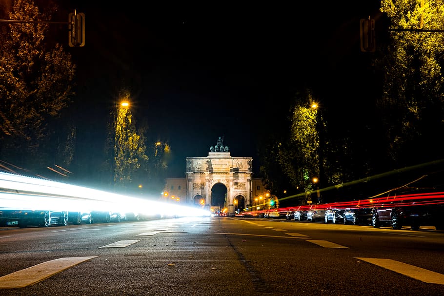 Alemanya, munchen, siegestor, il·luminat, arquitectura, nit, transport, carrer, ciutat, carretera, estructura construïda, el camí a seguir, cotxe, automòbil, moviment, destinacions de viatge, direcció, manera de transport, viatjar, vehicle terrestre, arc de triomf, exposició llarga, llum del carrer, cap gent, arc, sender lleuger, a l'aire lliure, 5K
