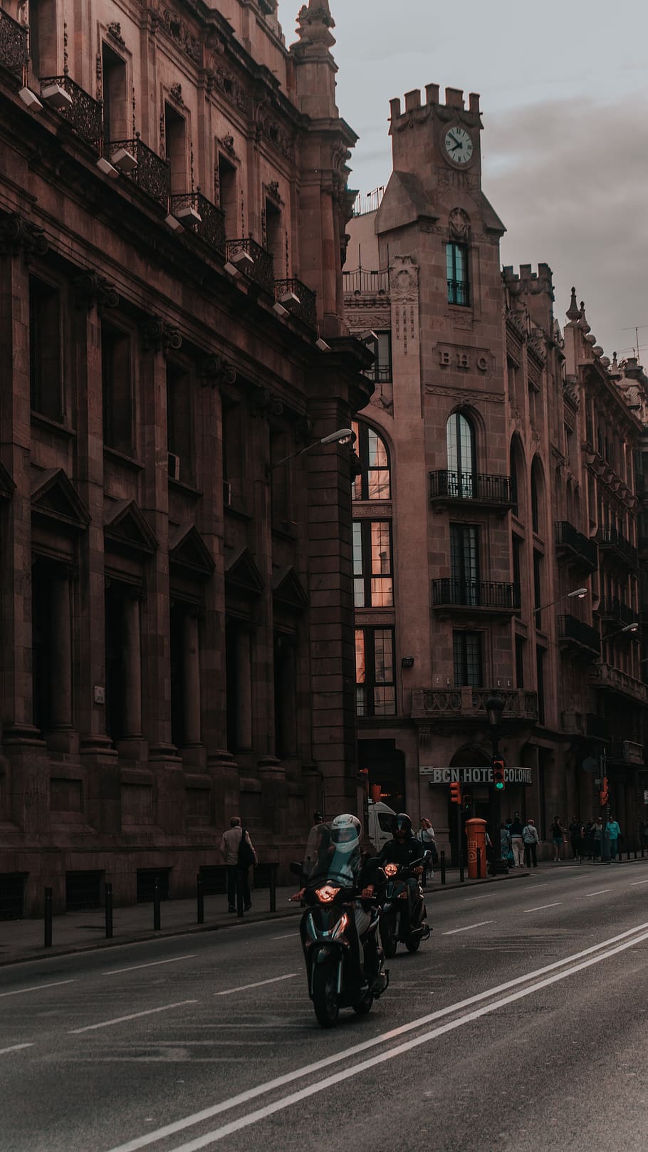 Španělsko, barcelona, přeprava, způsob dopravy, architektura, exteriér budovy, pozemního vozidla, stavba, město, motorové vozidlo, auto, ulice, silnice, budova, den, cestovat, na cestách, náhodné osoby, venku, pohyb, Dějiny, Příroda, 2K