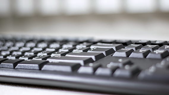 tastiera, computer, pc, scrivania, tecnologia, il computer portatile, Internet, ufficio, taccuino, attività commerciale, lavoro, posto di lavoro, spazio di lavoro, del desktop, tavolo, digitando, senza fili, macbook, comunicazione, design, elettronica, portatile, digitale, tastiera del computer, attrezzatura informatica, avvicinamento, messa a fuoco selettiva, tecnologia wireless, parte del computer, tasto del computer, in casa, connessione, nessuno, controllo, industria, attrezzatura, finanza, premi il bottone, 2K, CC0, dominio pubblico, privo di copyright