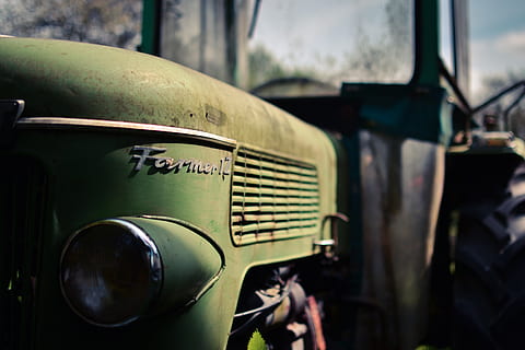 zielony traktor, opona, światło, maszyna, reflektor, koło, symbol, gospodarstwo rolne, kraj, ciągnik, logo, znak towarowy, transport, Koło samochodowe, przemówił, pojazd, samochód, hot rod, silnik, godło, w stylu retro, dzień, środek transportu, żadnych ludzi, pojazd lądowy, zbliżenie, metal, stary, muzyka, zielony kolor, skupić się na pierwszym planie, na dworze, antyczny, pojazd silnikowy, przestarzały, Natura, 4K, CC0, domena publiczna, darmowe zdjęcia