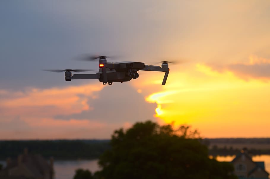 drone, posta de sol, cel, quadcopter, volant, aèria, dji, núvols, naturalesa, aigua, horitzó, sol, a l'aire lliure, paisatge, estiu, a l'aire, vehicle aeri, transport, color taronja, núvol - cel, cap gent, manera de transport, moviment, escenics - natura, viatjar, avió, bellesa a la natura, silueta, vista d’angle baix, 5K
