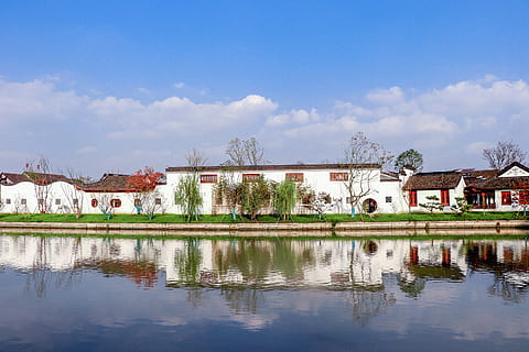 cielo azul, nube blanca, sauce, reflexión, lago, paredes blancas, azulejo rojo, otoño, arquitectura, estructura construida, edificio, agua, exterior del edificio, cielo, nube - cielo, casa, naturaleza, árbol, planta, destinos de viaje, día, nadie, Distrito residencial, frente al mar, al aire libre, lujo, 4K, CC0, dominio público, libre de derechos