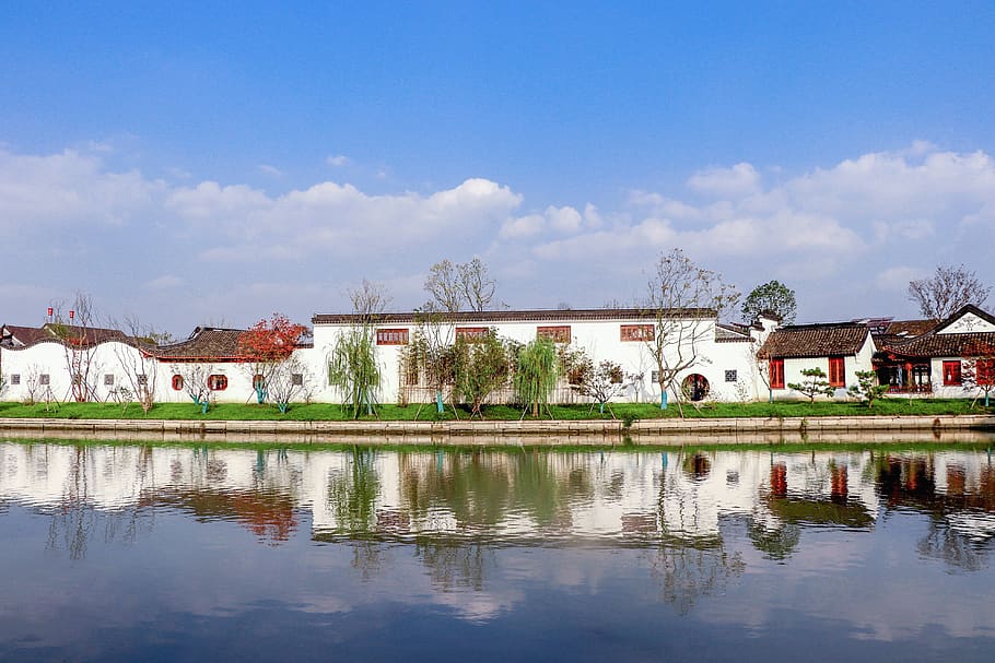 cel blau, núvol blanc, salze, reflexió, llac, parets blanques, tauleta vermella, tardor, arquitectura, estructura construïda, edifici, aigua, exterior de l'edifici, cel, núvol - cel, casa, naturalesa, arbre, planta, destinacions de viatge, dia, cap gent, barri residencial, davant del mar, a l'aire lliure, luxe, 4K