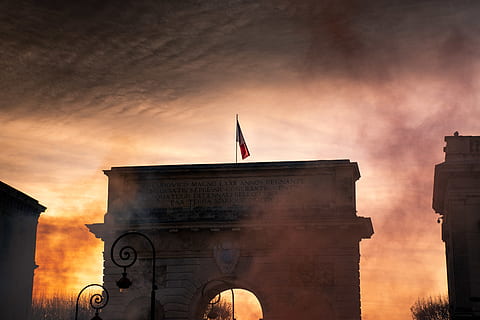 Triumphbogen, Sonnenlicht, Frankreich, Montpellier, Sonnenuntergang, Gebäude, Flagge, die Architektur, draußen, Dämmerung, Natur, roter Himmel, Himmel, Fackel, Licht, Rauch, Turm, Sonnenaufgang, Lampadaire, gebaute Struktur, Gebäudehülle, wolke - himmel, Patriotismus, keine Leute, Stadt, Reiseziele, Flachwinkelansicht, Geschichte, Reise, die Vergangenheit, 5K, CC0, gemeinfrei, lizenzfrei