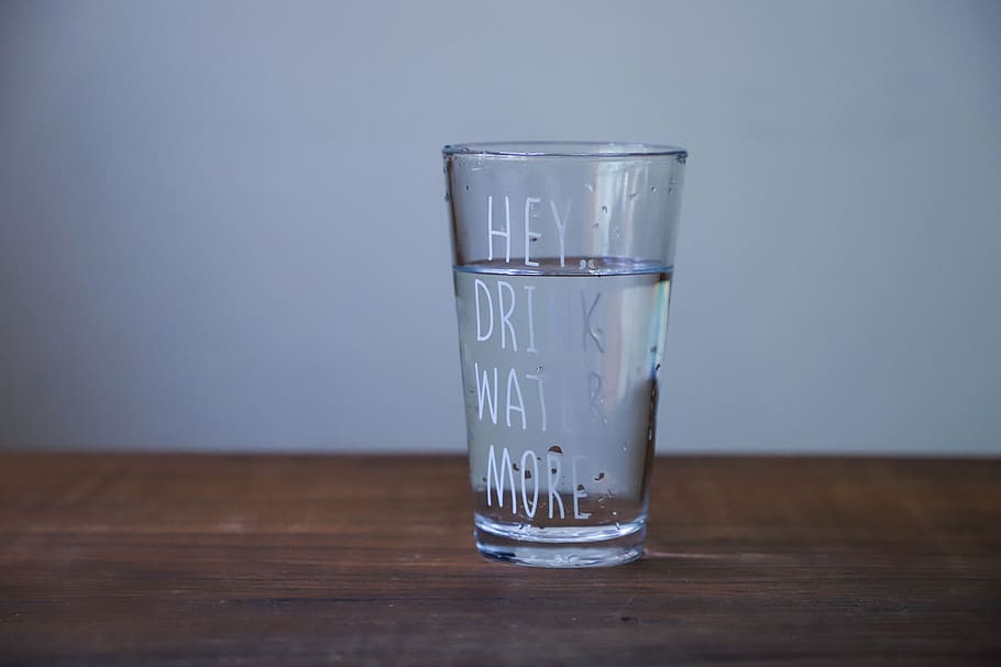 got transparent, begudes, netejar, fred, contenidor, clar, beure, copa, fresc, ple, h2o, saludable, líquid, missatge, puresa, refrescant, natura morta, set, aigua, gotes d’aigua, fusta, taula de fusta, vidre, equipament per a la llar, a l'interior, taula, transparent, refresc, cap gent, menjar i beguda, vidre - material, primer pla, bebent aigua, frescor, material de fusta, tir de l'estudi, naturalesa, 5K