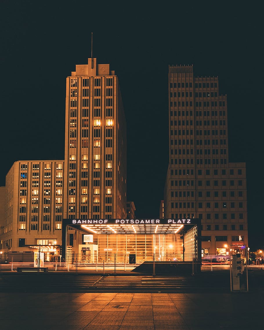Berlin, Deutschland, Potsdamer Platz, die Architektur, Stadt, Nacht-, beleuchtet, Gebäudehülle, gebaute Struktur, Gebäude, Bürogebäude außen, große Höhe, Wolkenkratzer, Himmel, Büro, keine Leute, modern, Reiseziele, Natur, Turm, draußen, Tourismus, glühend, Stadtbild, Finanzviertel, Luxus, 2K