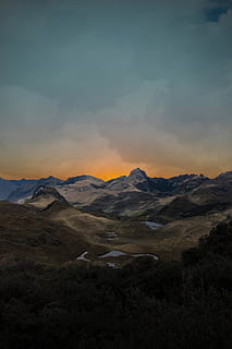 muntanya, ennuvolat, cel, Serra, naturalesa, a l'aire lliure, pic, ecuador, parc nacional de cajas, paisatge, altiplà, edifici, habitatge, camp, sortida del sol, vespre, alba, posta de sol, cel vermell, casa, escenics - natura, bellesa a la natura, medi ambient, tranquil·litat, escena tranquil·la, núvol - cel, escena no urbana, idíl·lic, cap gent, terra, remot, geografia física, cim de muntanya, 5K, CC0, domini públic, lliure de regalies