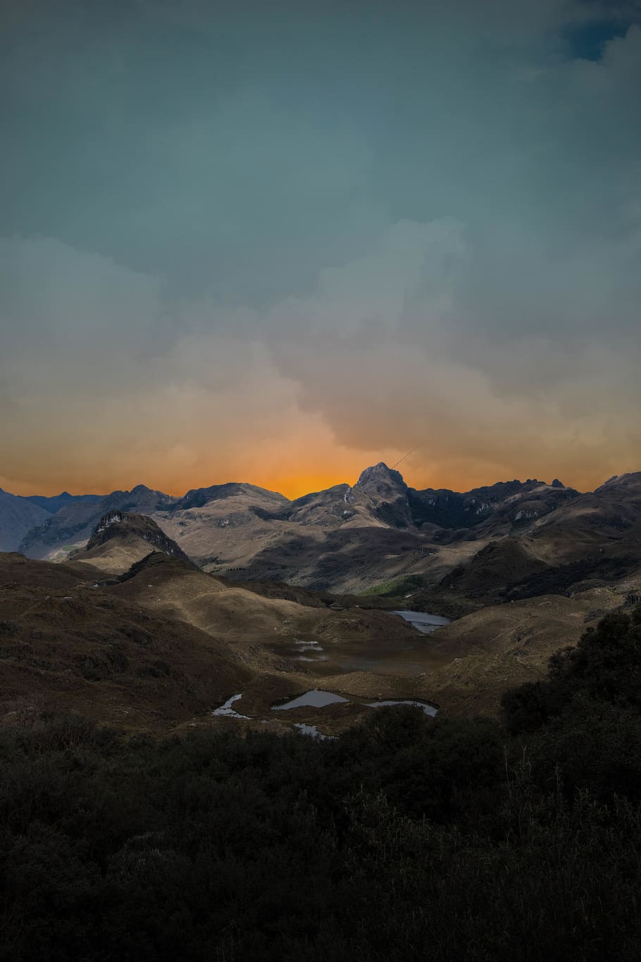 muntanya, ennuvolat, cel, Serra, naturalesa, a l'aire lliure, pic, ecuador, parc nacional de cajas, paisatge, altiplà, edifici, habitatge, camp, sortida del sol, vespre, alba, posta de sol, cel vermell, casa, escenics - natura, bellesa a la natura, medi ambient, tranquil·litat, escena tranquil·la, núvol - cel, escena no urbana, idíl·lic, cap gent, terra, remot, geografia física, cim de muntanya, 5K