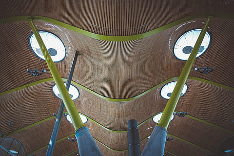 grüne Stahlstange, Decke, Farbe, Design, leeren, Geometrie, Grün, drinnen, Innenarchitektur, Licht, Froschperspektive, modern, Erholung, Zimmer, Sommer-, Holz, hölzern, persönliche Perspektive, menschliches Körperteil, Tag, eine Person, Pflanze, Lebensstile, echte Menschen, Nahansicht, grüne Farbe, Natur, Metall, Flachwinkelansicht, draußen, Körperteil, Wachstum, nicht erkennbare Person, menschliches Bein, menschlicher Fuß, 5K, CC0, gemeinfrei, lizenzfrei