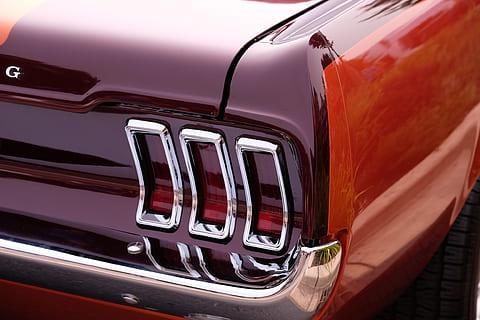 rotes Auto, Logo, Warenzeichen, Symbol, Reifen, Licht, Auto, Fahrzeug, Transport, Automobil, Seattle, WA, kastanienbraun, Maschine, Autoreifen, Rad, Mustang, Scheinwerfer, Zug, Ford, klassisches Auto, Emblem, Transportmittel, Landfahrzeug, Kraftfahrzeug, rot, keine Leute, Metall, Chrom, Nahansicht, Retro-Stil, Reichtum, glänzend, Luxus, Glas - Material, stationär, Sportwagen, Fenster, Fahrzeuglicht, silberfarben, 4K, CC0, gemeinfrei, lizenzfrei