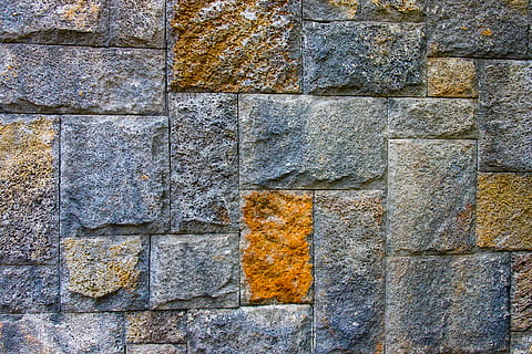 impiallacciatura di pietra, design, modello, roccia, ruvido, pietra, muro di pietra, superficie, struttura, parete, sfondi, fotogramma intero, architettura, struttura costruita, strutturato, caratteristica della parete, solido, nessuno, giorno, materiale lapideo, all'aperto, avvicinamento, intemperie, vecchio, storia, il passato, 5K, CC0, dominio pubblico, privo di copyright