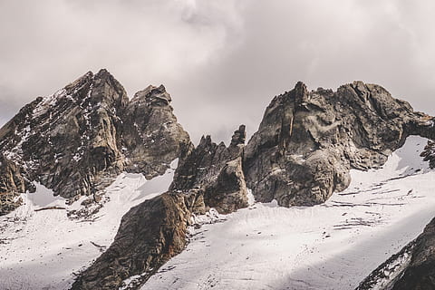 Berg, Abdeckung, Schnee, Winter, kalt, Rock, draußen, Landschaft, Gletscher, Natur, bewölkter Berg, hoher Berg, Naturtapete, Tapete, Berglandschaft, Bergtapete, kalte Temperatur, Himmel, wolke - himmel, Szenen - Natur, Schönheit in der Natur, Umgebung, solide, Rock - Objekt, keine Leute, schneebedeckter Berg, Gebirge, Ruhe, ruhige Szene, Gipfel, 5K, CC0, gemeinfrei, lizenzfrei
