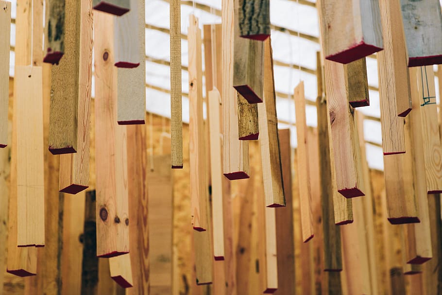 resum, penjant, art de fusta, natural, llum, art, sostre, tallar, decoració, línia, arbre, fusta, teló de fons, fons, bambú, vincular, marró, concepte, artesania, creatiu, decoratiu, disseny, sec, penjar, orgànic, patró, senzillesa, pal, textura, vertical, material de fusta, cap gent, dia, centrar-se en primer pla, estructura construïda, marc complet, vista d’angle baix, primer pla, carilló de vent, arquitectura, a l'aire lliure, llum solar, equips d’il·luminació, enfocament selectiu, funció de construcció de parets, bambú - planta, 2K