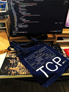 tcp, Programmierung, Netzwerk, Kommunikation, Technologie, Computerwissenschaften, Webseite, Code, das www, Server, Computer, Verbindung, drinnen, Tabelle, kabellose Technologie, Computerausrüstung, High Angle View, keine Leute, Möbel, Stillleben, Computerbildschirm, Schreibtisch, Text, Nahansicht, Papier-, Veröffentlichung, Holz - Material, Buch, 4K, CC0, gemeinfrei, lizenzfrei