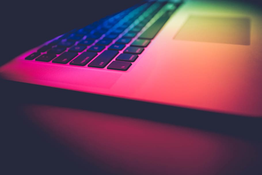 portàtil, poma, MacBook, ordinador, navegador, recerca, estudiar, escola, negocis, treballar, escriptori, tecnologia, a l'interior, comunicació, tecnologia sense fils, equips informàtics, connexió, tir de l'estudi, cap gent, color rosa, Internet, primer pla, cultura i entreteniment artístic, còpia espai, teclat d’ordinador, sol objecte, xarxa d’ordinadors, teclat, televisor, equipament elèctric, 5K