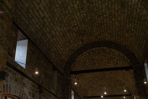 costruzione, architettura, illuminazione, cripta, prigione, arco, arcuato, corridoio, pavimentazione, mattone, sentiero, passerella, in casa, bunker, pavimento, soffitto a volta, urbano, campanile, Torre, guglia, struttura costruita, illuminato, Inquadratura dal basso, soffitto, attrezzatura per l'illuminazione, nessuno, parete, storia, il passato, notte, caratteristica della parete, modello, luce, colonna architettonica, finestra, lampada elettrica, 4K, CC0, dominio pubblico, privo di copyright