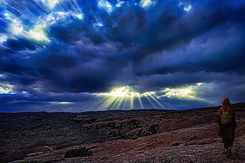 saulrieta, stari, gaisma, mākoņi, debesis, vakarā, mūķene, teikt, krēsla, atmosfērā, Nacionālais parks, moabs, utah, atmosfēras, ainavu, mākonis - debesis, skaistums dabā, skatuves - daba, vidi, kalns, raksturs, ārpus pilsētas, atpūtas pasākumi, mierīga aina, aizmugurējais skats, miers, ceļot, tālvadības pults, reāliem cilvēkiem, saules gaisma, cilvēkiem, rock - objekts, ārā, jauda dabā, lēcas atspīdums, 5K, CC0, publiskais domēns, bez atlīdzības