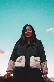 , céu, uma pessoa, pessoas reais, vista frontal, sorridente, atividade de lazer, olhando para a câmera, de pé, estilos de vida, retrato, roupa casual, adulto jovem, felicidade, visão de baixo ângulo, mulheres jovens, mulheres, natureza, emoção, cintura para cima, Penteado, adolescente, 5K, CC0, domínio público, royalty free
